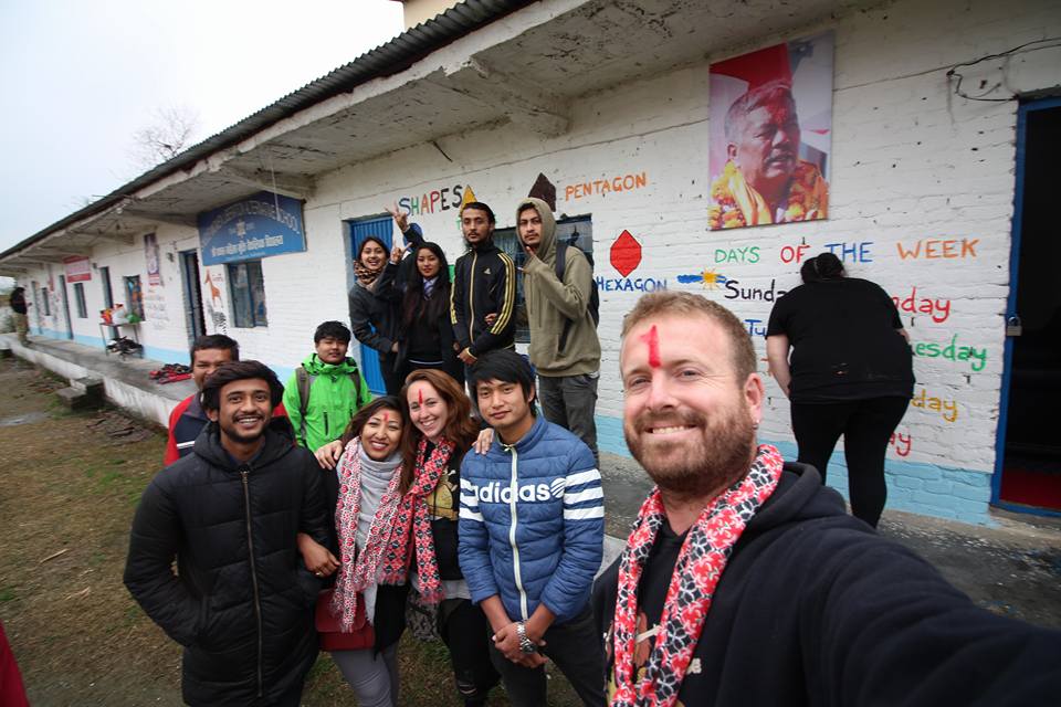 Manel y Maeva de Viajando Nuestra Vida en Healthy Hopes Nepal